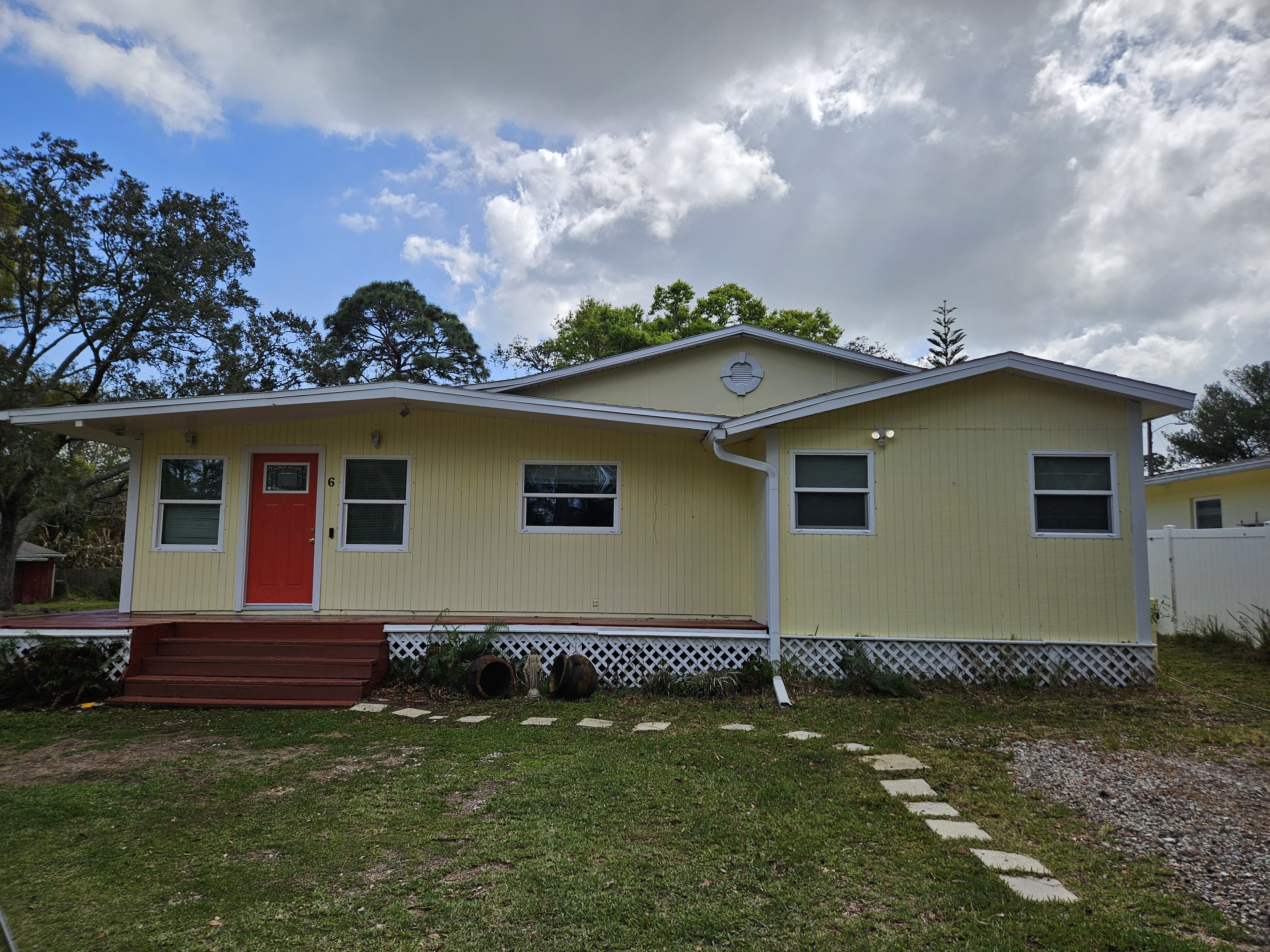 Clean white house after soft wash in Safety Harbor